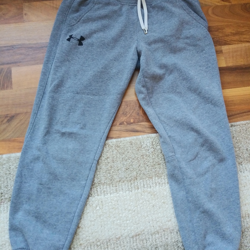 Womens Under Armour small Capri sweatpant